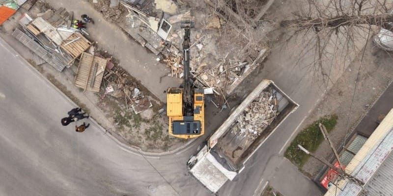 Демонтаж временных сооружений у Старого автовокзала в Бишкеке, освобожденный участок муниципальной земли под озеленение.