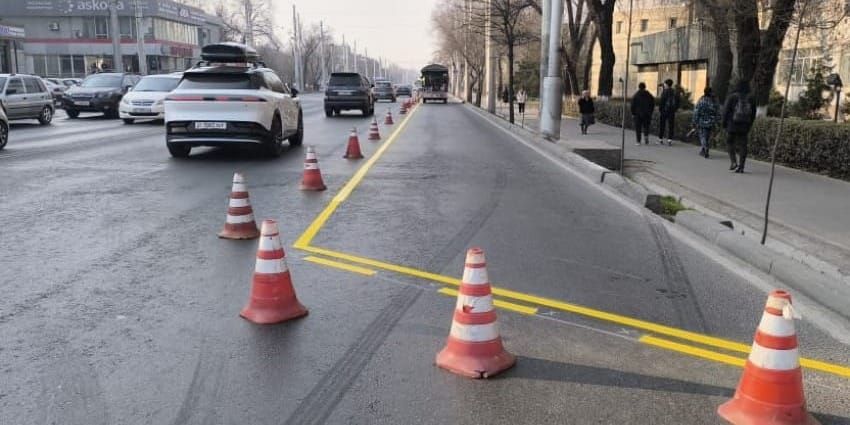 В Бишкеке на ул. Ахунбаева обновили выделенную полосу для автобусов