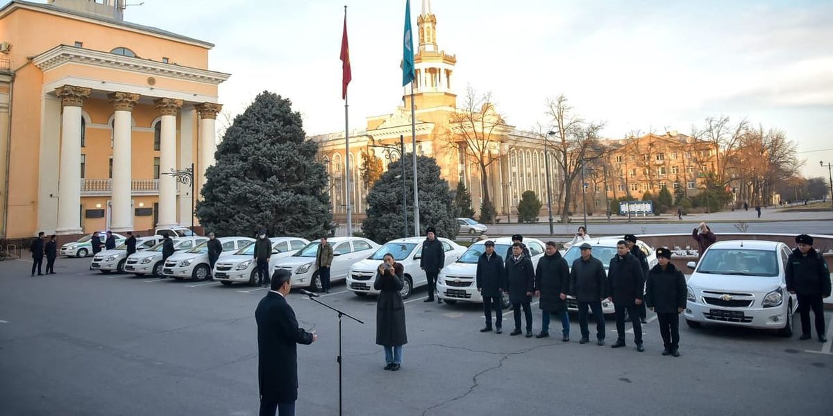 Мэр Бишкека передал Муниципальной инспекции и акимиатам 17 автомобилей