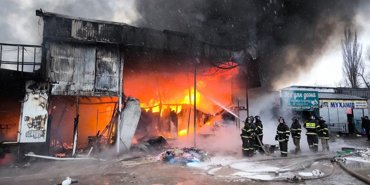 Пожар на рынке «Азиз» в Бишкеке 15 декабря. Фото: МЧС КР.