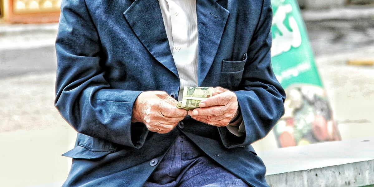 Пенсионные накопления в КР могут разрешить тратить на ипотеку супругов