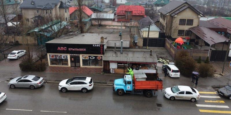 В Бишкеке снесли незаконное кафе в Ак-Орго и вернули городу 200 м²