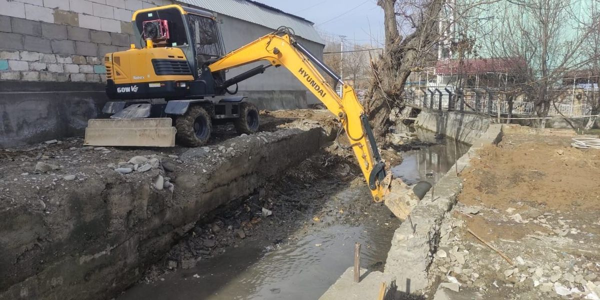 В Кара-Сууйском районе чистят и бетонируют каналы к весеннему поливу