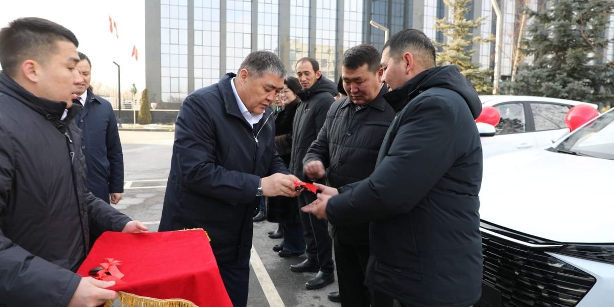 Камчыбек Ташиев передал медучреждениям Нарынской области 20 автомобилей