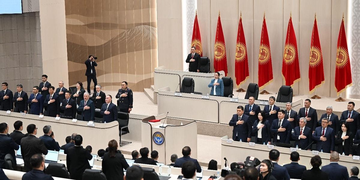 За пять лет Жогорку Кенеш израсходовал 65 тонн импортной бумаги — Садыр Жапаров