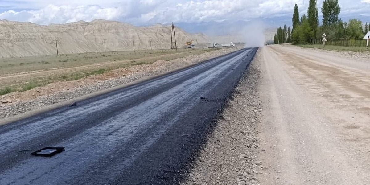 На трассе Нарын — Баетов заасфальтировали почти 12 км дороги
