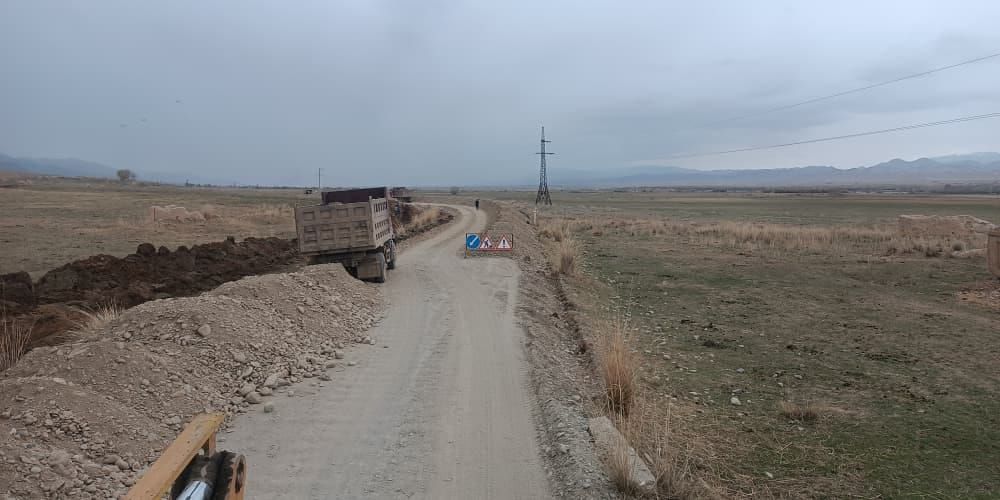 На трассе Бишкек — Торугарт укладывают 1300 м² нового асфальта