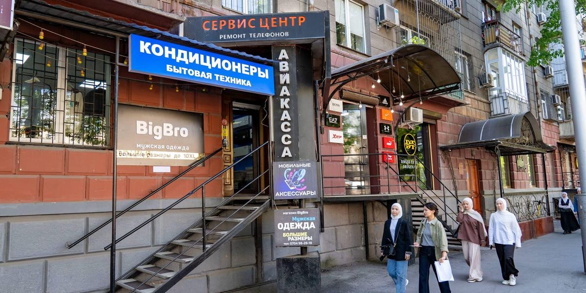 Бишкекглавархитектура начала масштабную зачистку фасадов в центре города.