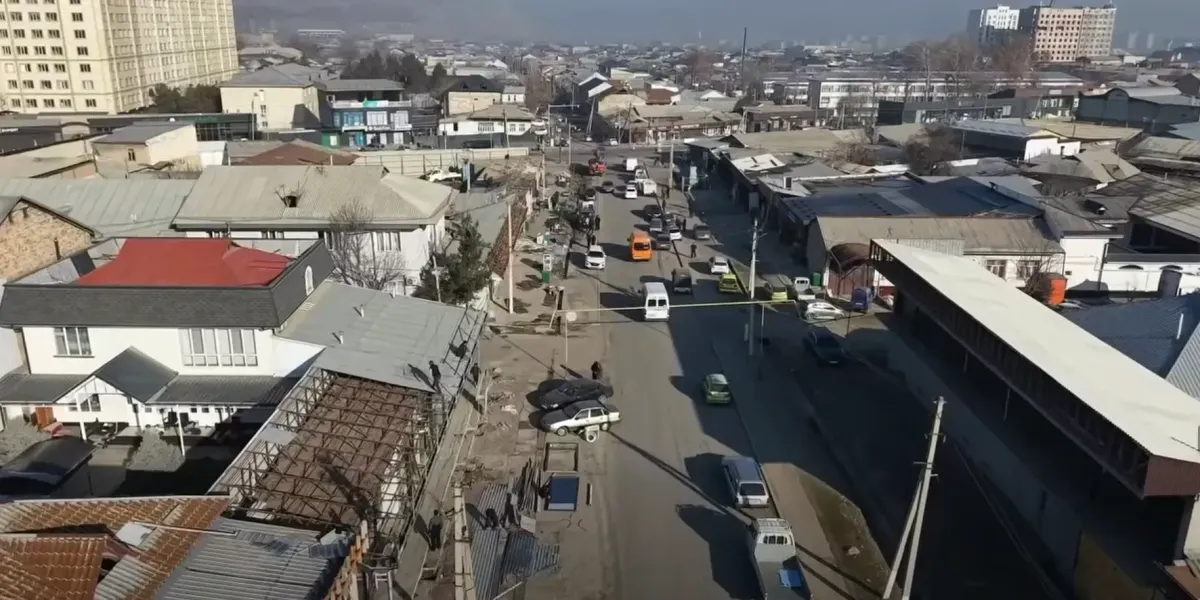 В Оше на улице Санкт-Петербургской уложили первый слой асфальта и запустили свет