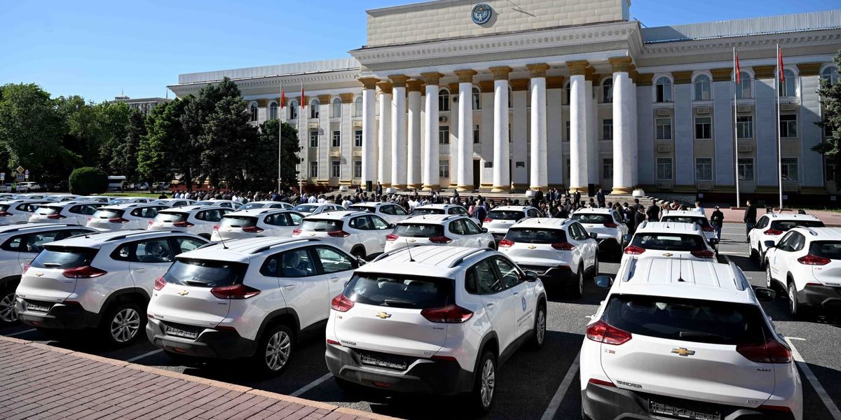 Касымалиев передал Минпросвещения и Госагентству по земельным ресурсам 111 новых автомобилей