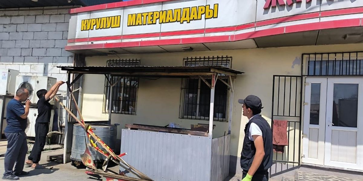 Рейды по рекламе в Оше: какие вывески попали под принудительный демонтаж