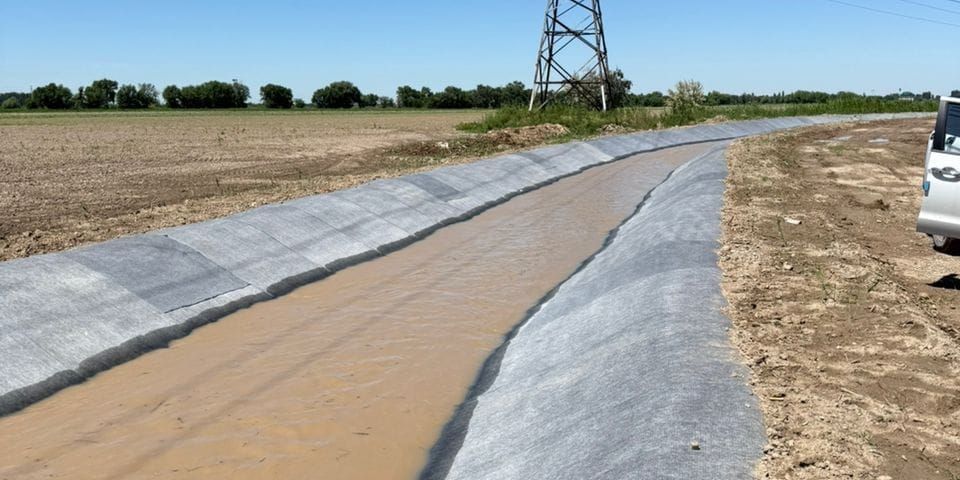 В селе Октябрь забетонировали 1.5 км канала для полива 2700 га земли