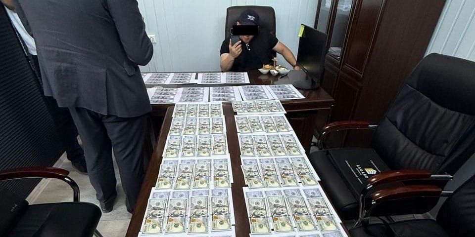 В Токмоке адвоката задержали по подозрению в вымогательстве $15 тысяч у застройщиков
