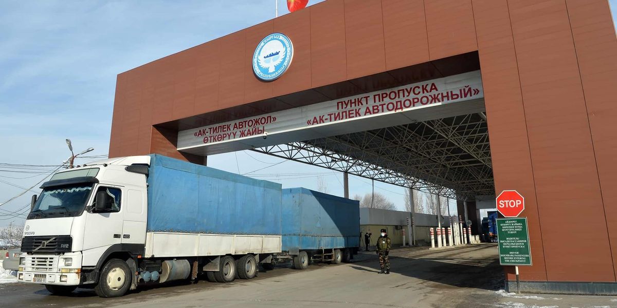 На КПП «Ак-Тилек» задержали партию контрабанды на 1 млн сомов