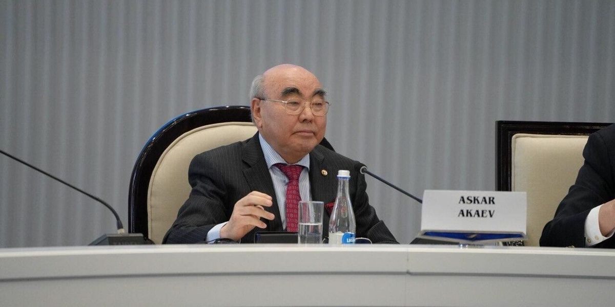 «Кыргызстан способен совершить новое экономическое чудо» — Акаев призвал дать Садыру Жапарову еще один срок