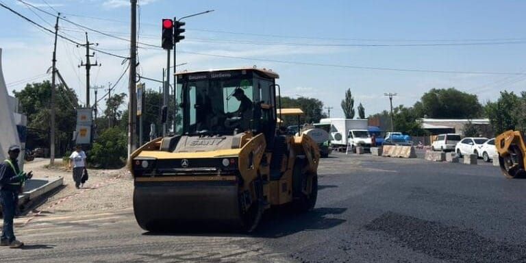 Укладка второго слоя асфальта на трассе Бишкек — Кант — Токмок