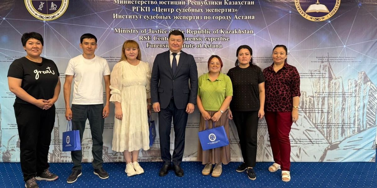 Эксперты Минюста КР в Астане освоили методы проверки золота на подделку