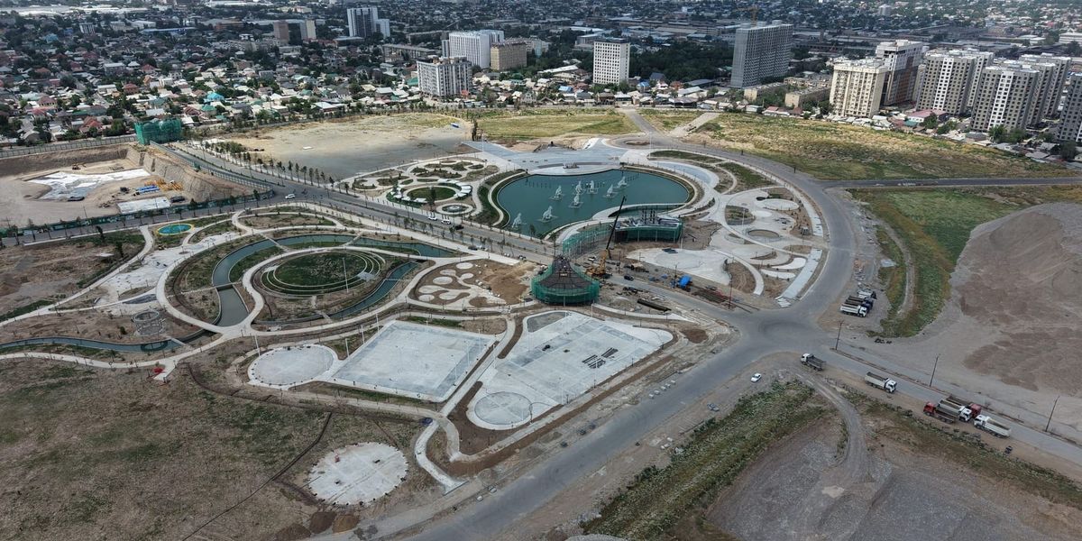 Министр строительства Нурдан Орунтаев на площадке Royal Central Park в Бишкеке