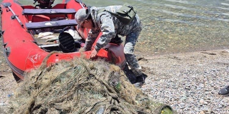Незаконные рыболовные сети, извлеченные из водоемов Кыргызстана