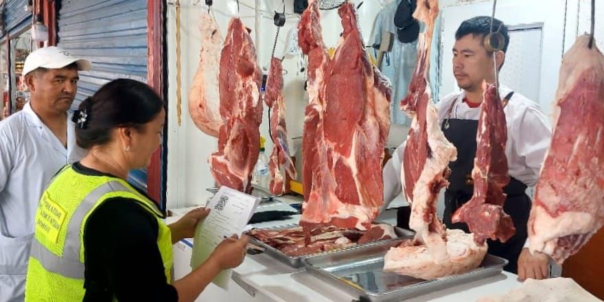 Проверка мясных лавок и овощей на рынке Кочкор-Аты