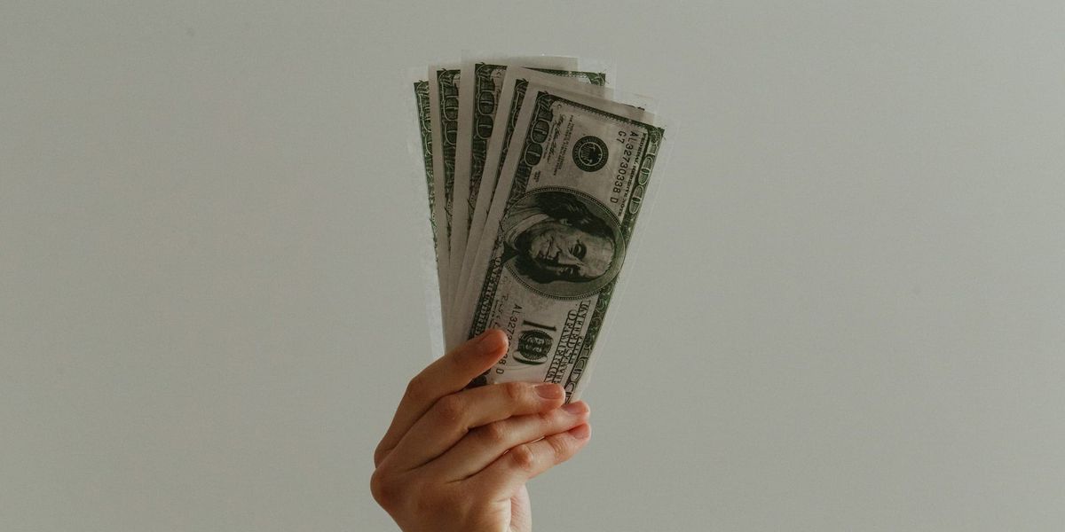 Нацбанк приостановил лицензии трех обменных бюро в Бишкеке