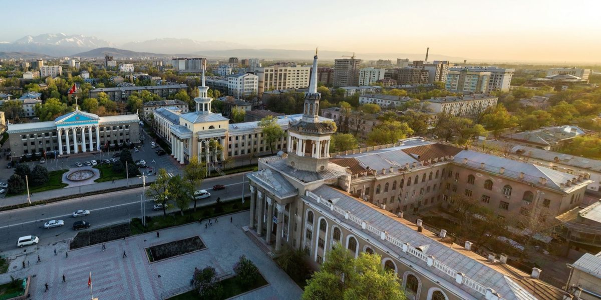 Светофорный перекресток в Бишкеке и безопасность дорожного движения
