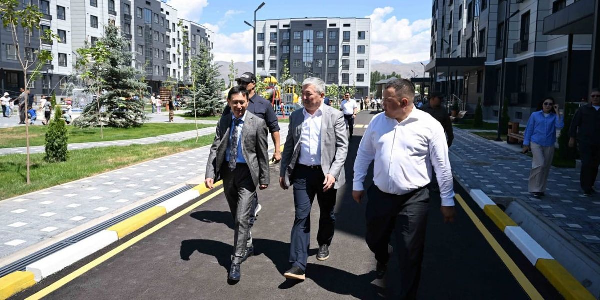 Глава кабмина КР вручил жителям Таласа ключи от 319 квартир