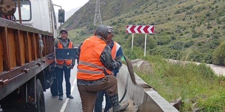 На трассах Бишкек — Нарын — Торугарт и Кок-Мойнок — Кувакы убирают последствия камнепада