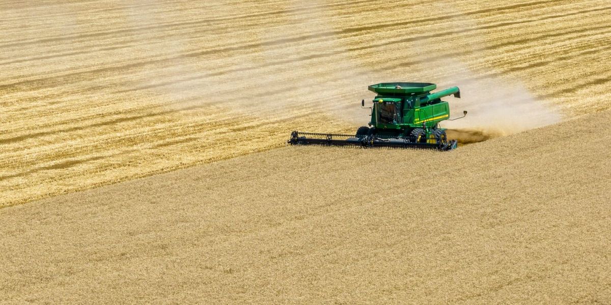 Кыргызстан подготовил к уборочной кампании 94% тракторов и 78% комбайнов