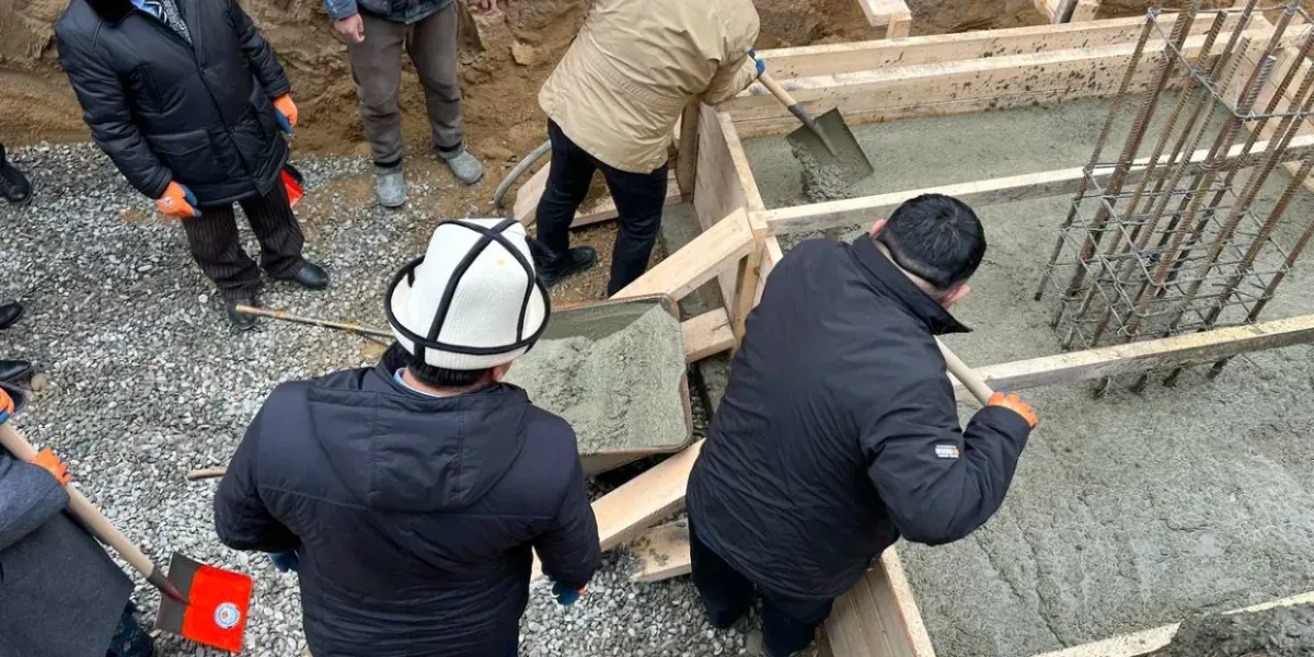 В Джалал-Абаде заложили капсулу под расширение завода по производству гипса и гипсокартона