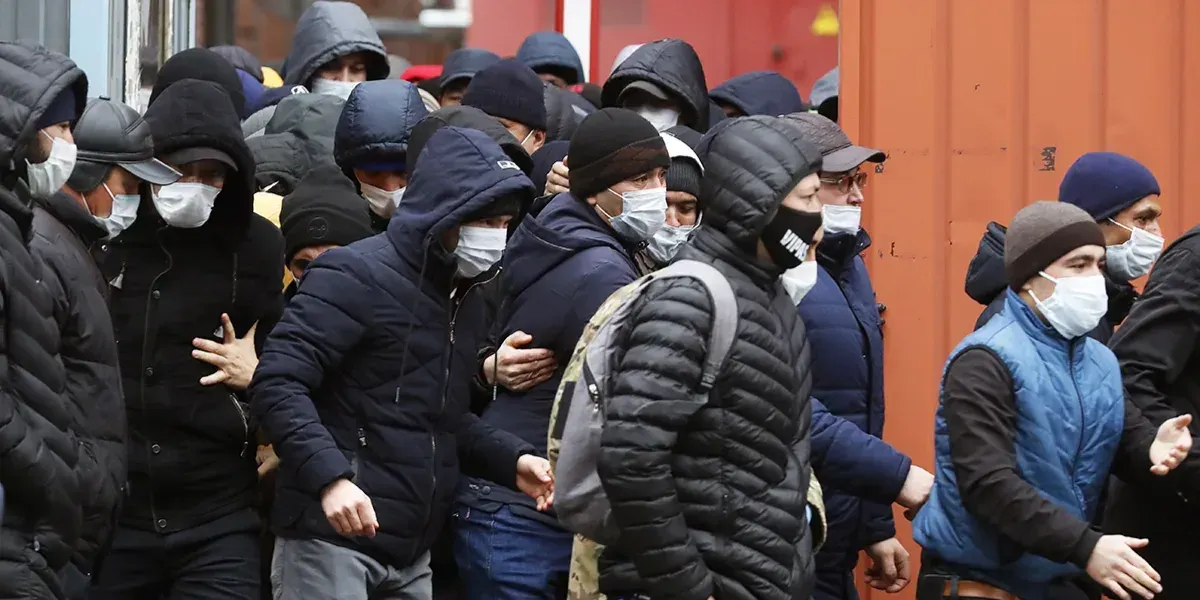 Более 83 тысяч кыргызстанцев могут попасть в «черный список» мигрантов в РФ – что делать? Ответ МИД