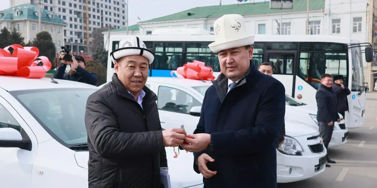 Чиновникам Ошской области передали 14 новых служебных автомобилей