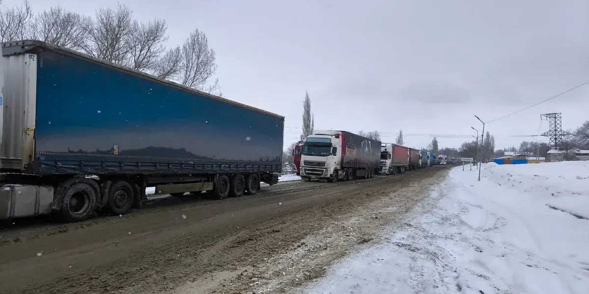 Из-за гололеда на посту «Сосновка» приостановлено движение фур