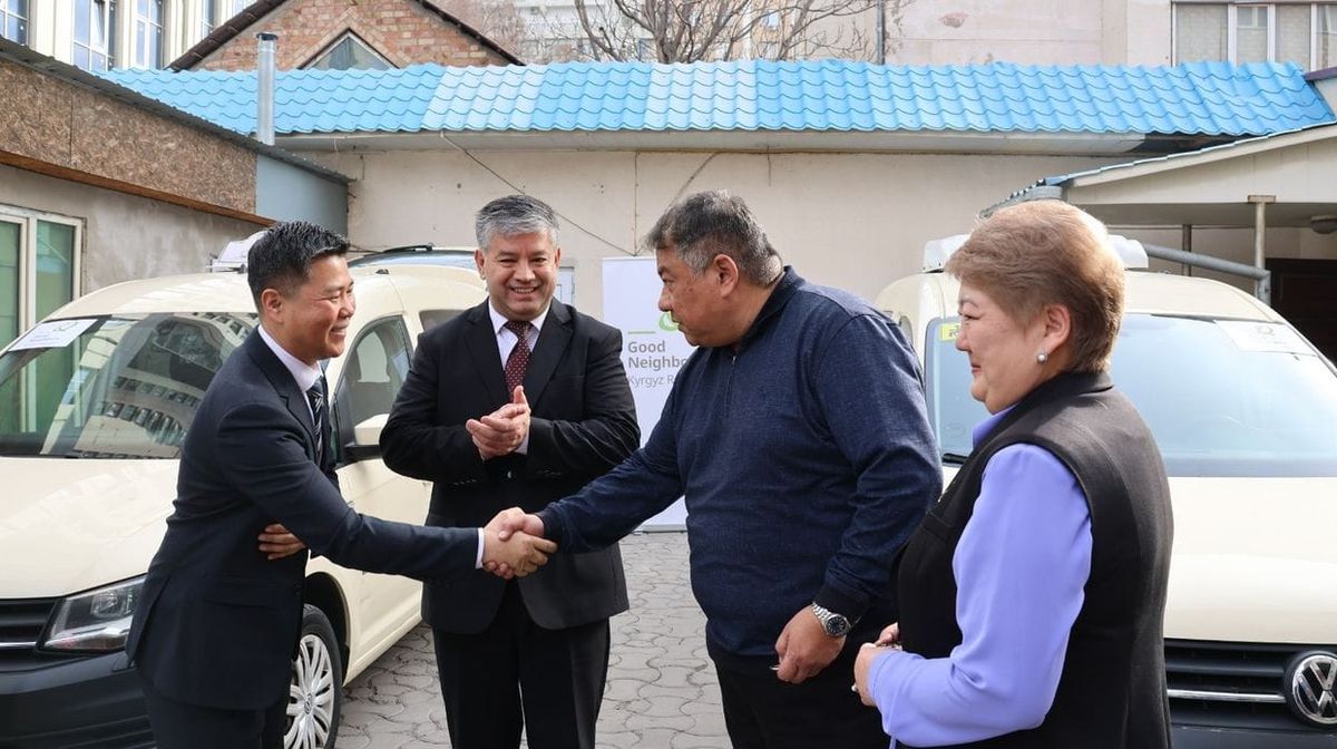Корейская благотворительная организация передала автомобили для реабилитационных центров Кыргызстана