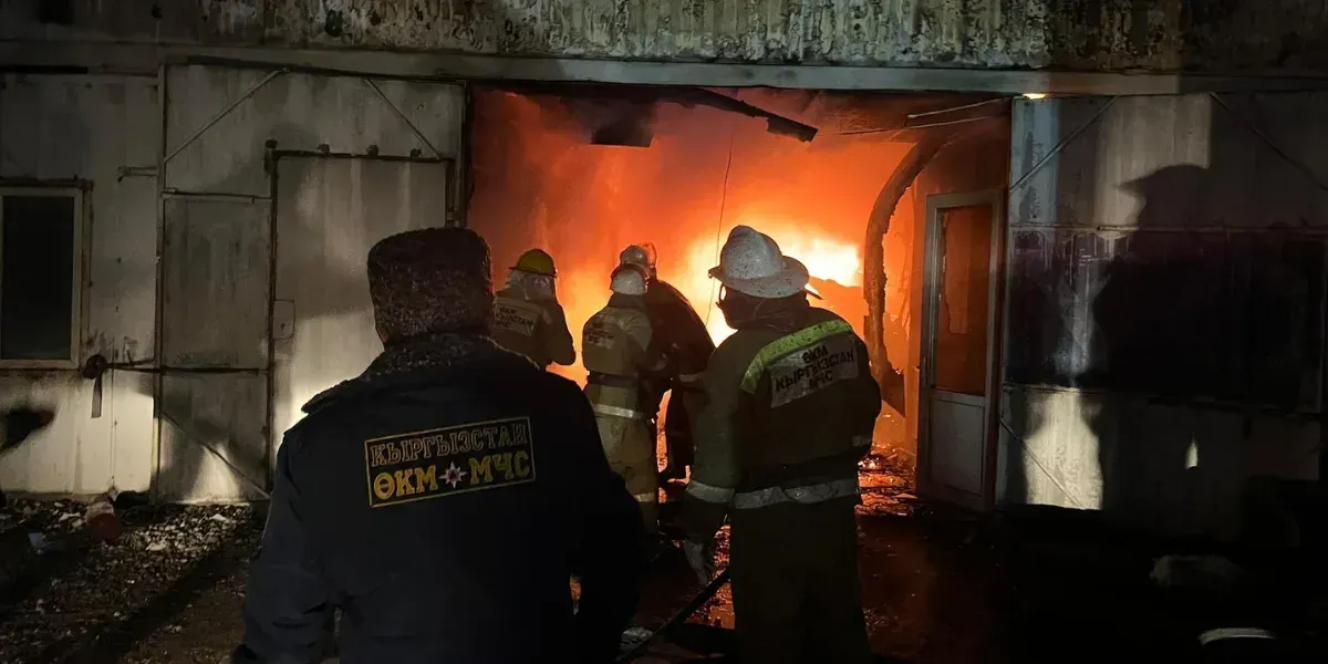 В Бишкеке загорелся магазин автозапчастей возле рынка «Кудайберген»