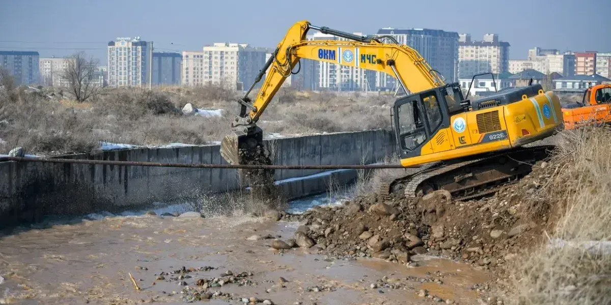 Власти Бишкека освобождают реку Аламудун от мусора: вывезено 20 тысяч тонн отходов