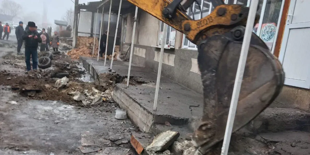 Вдоль автодороги Ош – Иркештам сносят незаконные объекты