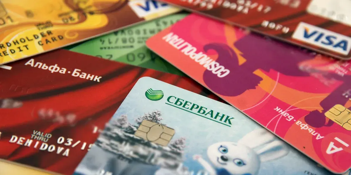 Кыргызстанцам в России заблокировали банковские карты: как решить проблему?