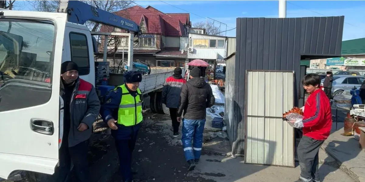 В Кыргызстане продолжается демонтаж незаконных объектов придорожной торговли