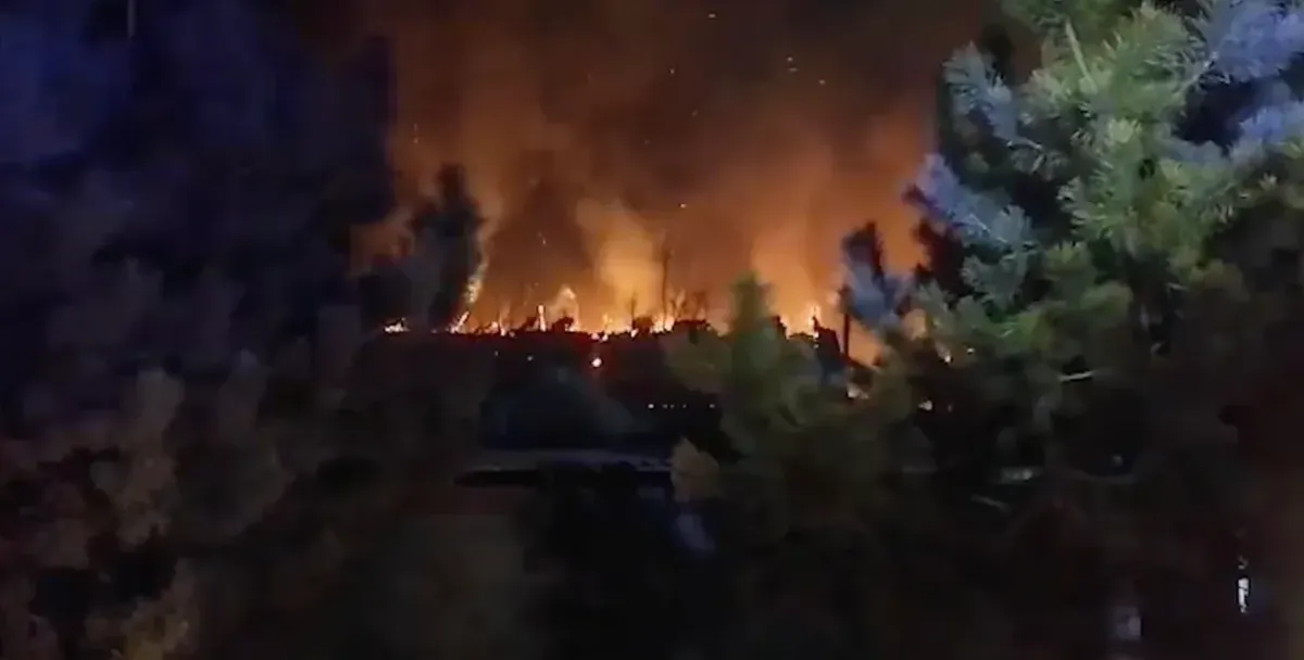 В Узгене загорелось кафе и склад районного военного комиссариата – видео