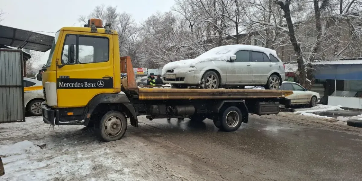 В Бишкеке эвакуировали брошенные автомобили