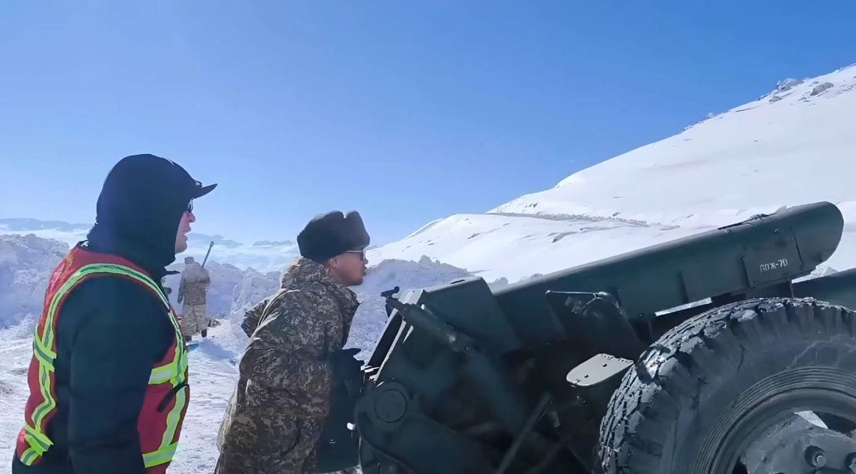 На трассе Бишкек – Ош принудительно спущено более 13 тысяч кубометров снега