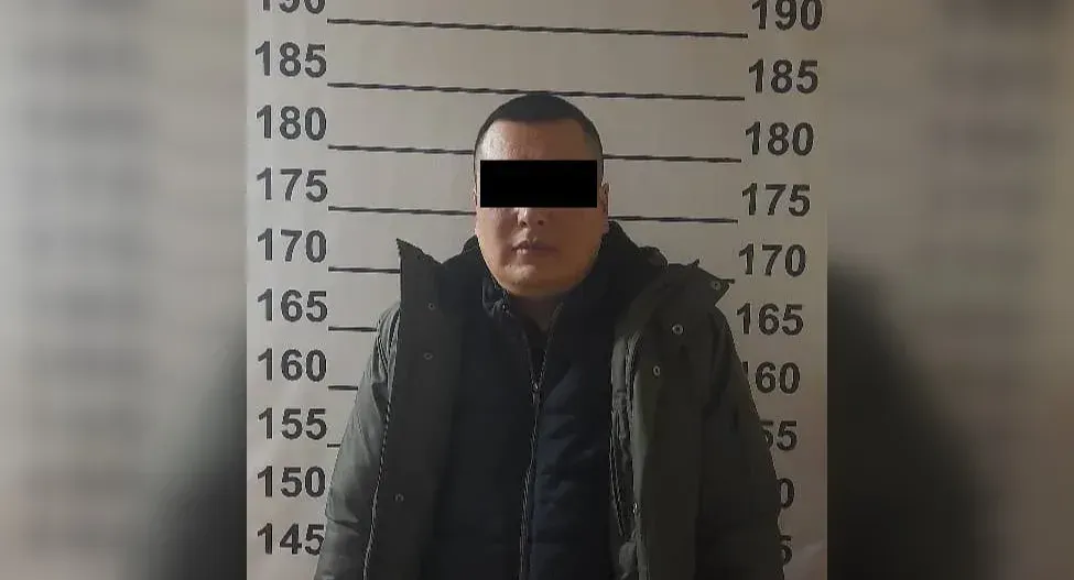 Владелец обменки в Караколе «кинул» клиента на 4.8 млн сомов — потратил деньги на долги и займы третьим лицам
