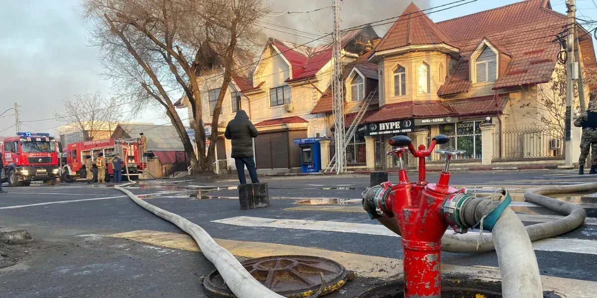 В Бишкеке произошел пожар – загорелся магазин по улице Ахунбаева
