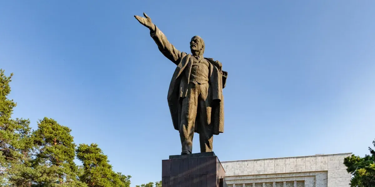 Статую Ленина в Бишкеке предложили заменить на памятник Усубалиеву