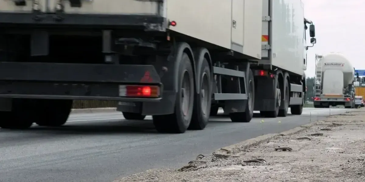 Проверка большегрузного автомобиля на дороге в Кыргызстане в жаркую погоду