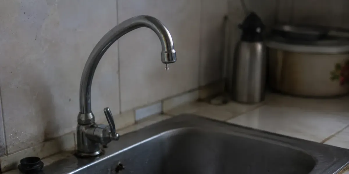 В части Бишкека 28 мая отключат питьевую воду из-за работ на водоводе по улице Шоту Руставели