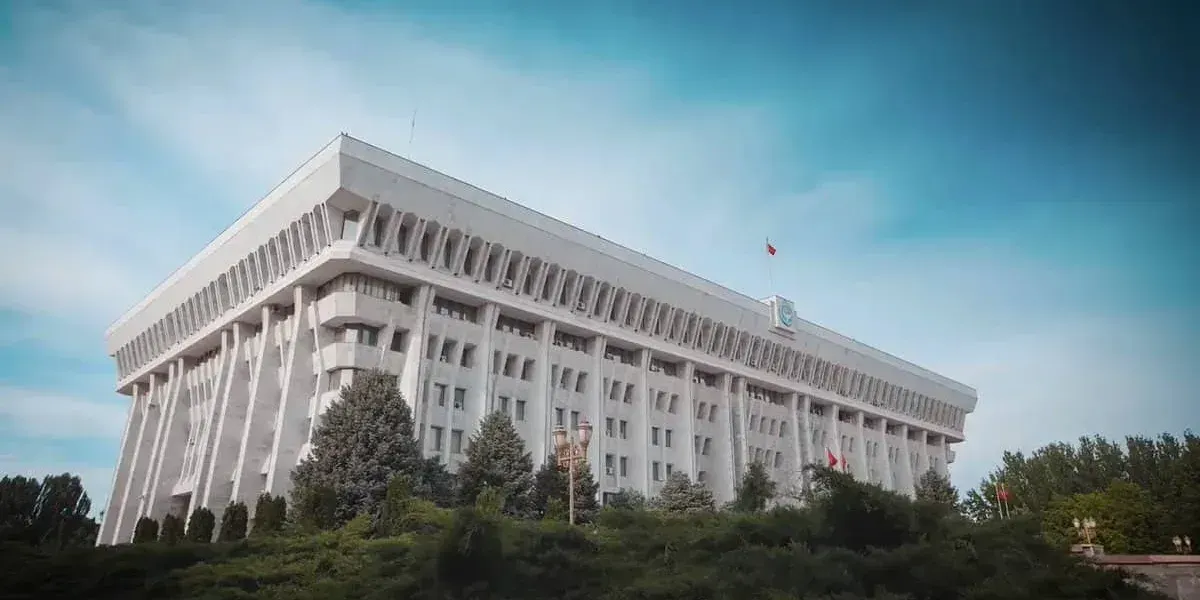 Три финалиста из 900: Жогорку Кенеш не принял ни одну версию гимна