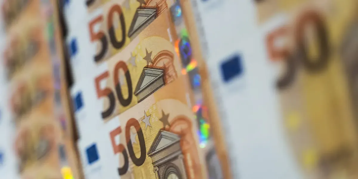 Курс валют в обменках Бишкека и комбанках КР 5 августа.