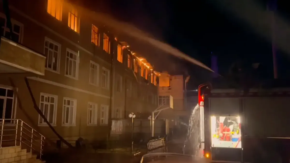 В частной школе в Сузакском районе произошел пожар: огонь охватил 1.8 тыс. м² – видео